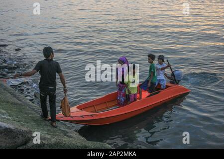 Lokale Menschen, die mit dem Boot in Kota Kinabalu, Borneo Malaysia, ankommen Stockfoto