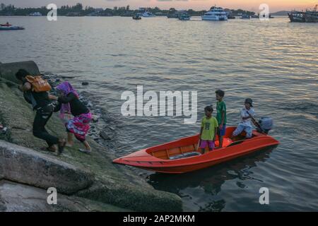 Lokale Menschen, die mit dem Boot in Kota Kinabalu, Borneo Malaysia, ankommen Stockfoto