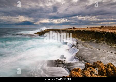 Lange Aufnahme der rauhen Gewässer an der zerklüfteten Küste des Indischen Ozeans an der Quobba-Station in Western Australia. Stockfoto