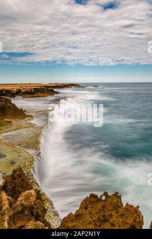 Lange Aufnahme der rauhen Gewässer an der zerklüfteten Küste des Indischen Ozeans an der Quobba-Station in Western Australia. Stockfoto