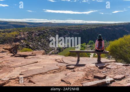 Tages-Pack-Wanderer, der den Loop Walk am Nature's Window im Kalbari National Park Western Australia startet. Stockfoto