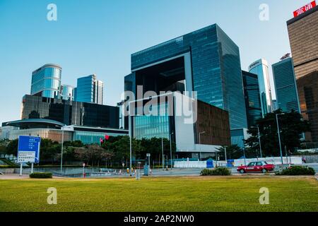 HongKong, China - November, 2019: Die Hong Kong Tamar Park in der Nähe der Regierung zentrale Gebäude und Hongkong Skyline der Stadt. Stockfoto