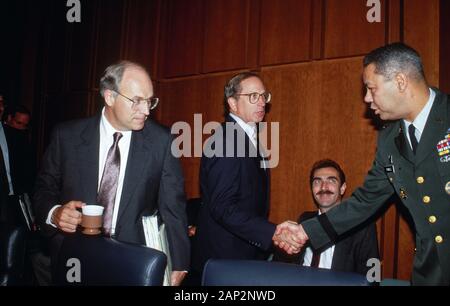 Washington, DC. 9-1 90er Richard Cheney die sek. Der Def. (L) und Senator Sam Nunn (C) und General Colin Powell (r) an der Senate Armed Services Committee. Credit: Mark Reinstein Stockfoto