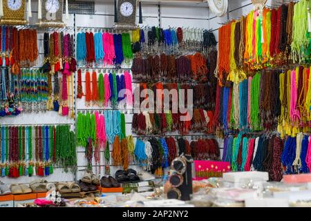 Ankara/Türkei - 21 Dezember 2019: shop Perlen mit vielen Multi Color Perlen Stockfoto