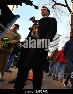 Richmond, Virginia, USA. 20 Jan, 2020. American University Law Student Andrew Callahan, tragen ein Sturmgewehr, außerhalb der Virginia State Capitol während einer Pro-gun Rally interviewt. Credit: Essdras M. Suarez/ZUMA Draht/Alamy leben Nachrichten Stockfoto