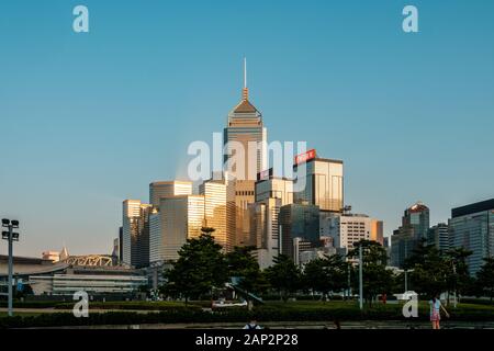 HongKong, China - November, 2019: Die Hong Kong Tamar Park in der Nähe der Regierung zentrale Gebäude und Hongkong Skyline der Stadt. Stockfoto