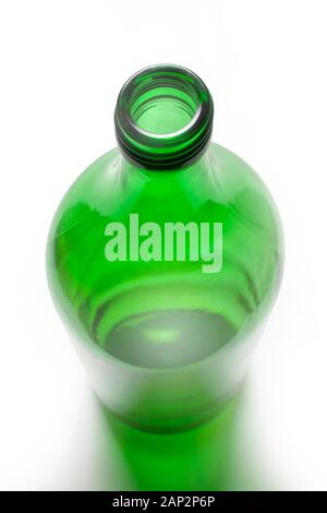 Leere Flasche von oben mit einer Schärfe an der Oberseite der Kehle und eine grüne Schatten fotografiert. Stockfoto