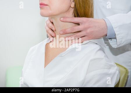 Frau erhalten Schilddrüse steuern. Gesundheit und medizinische Konzept. In der Nähe der weiblichen Nacken und Schultern. Stockfoto