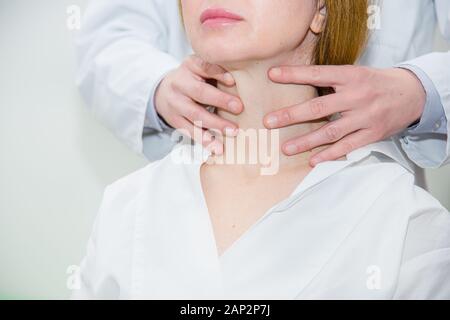 Frau erhalten Schilddrüse steuern. Gesundheit und medizinische Konzept. In der Nähe der weiblichen Nacken und Schultern. Stockfoto