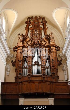 Orgel der Kirche San Francesco della Scarpa - Sulmona, Abruzzen, Italien. Stockfoto