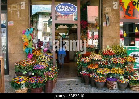 Ein Schaufenster in Sulmona, Abruzzen, Italien, Verkauf von Konfetti Süßigkeit. Stockfoto