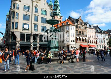Der Storchbrunnen befindet sich am Amagertorv im Zentrum von Kopenhagen, Dänemark Stockfoto