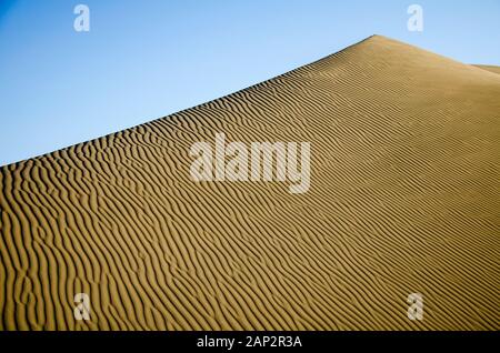 Eine Sanddüne in der Nähe der Oase Huacachina, in der Nähe von Ica, Peru Stockfoto