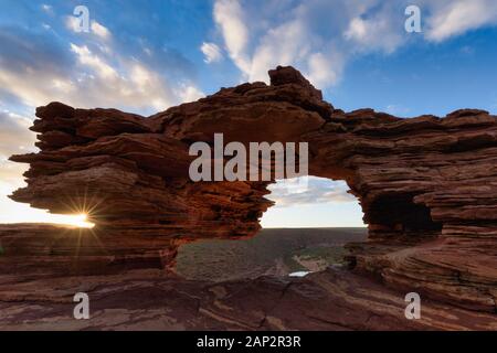 Sonnenspitze, bei Sonnenaufgang, durch den Rand des Naturfensters im Kalbari-Nationalpark, Western Australia. Stockfoto
