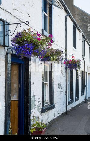 Tarbert Altstadt Straße, traditionelle Häuser mit Blumen geschmückt. Hebriden Inseln, Schottland. Stockfoto