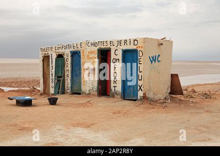 Wc am Chott El Jerid's Salt Lake Rest. Stockfoto