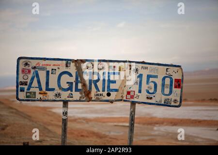 Schild am Chot El Jerid Salt Lake Rest. Algerien 150 km Stockfoto