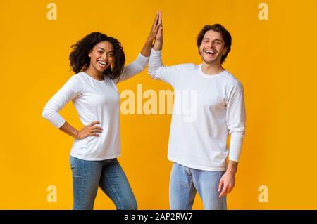 Freudige Afro Mädchen und weißen Kerl geben Figh-Five Miteinander Stockfoto