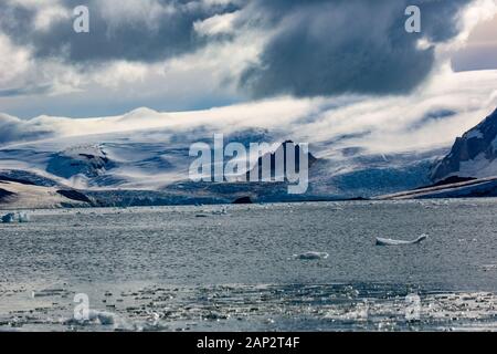 Schmelzenden Eisbergs aufgrund der globalen Erwärmung im südlichen Atlantik, Antarktis Stockfoto