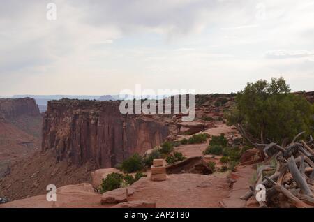 Frühsommer in Utah: Orange Cliffs Übersehen Near Grand View Point auf der Insel im Sky District des Canyonlands National Park Stockfoto