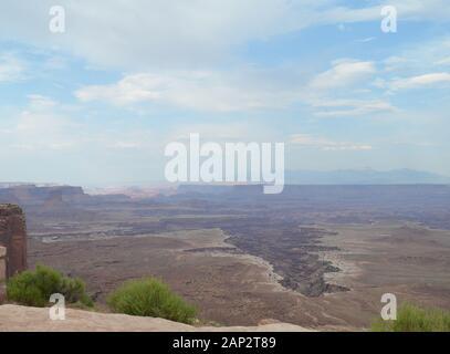 Sommer im Canyonlands National Park: Weißer Rand, Buck Canyon, Colorado River und La Sal Mountains Von Overlook auf der Insel im Sky District Aus gesehen Stockfoto