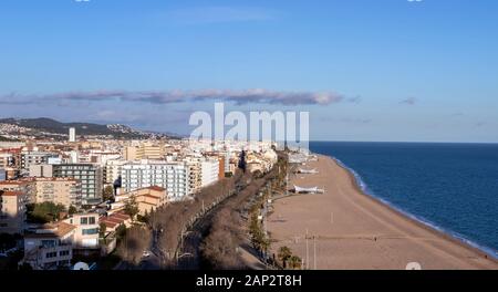 Antenne Panoramablick von Calella Stadt in El Maresme, Katalonien, Spanien Stockfoto