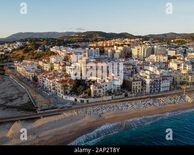 Luftaufnahme von Sant Pol de Mar Dorf und seine Kirche Ermita de Sant Jaume. In El Maresme Küste, Katalonien Stockfoto