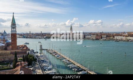 Blick über Venedig Italien Europa. Venedig von oben mit einer Drohne. Luftaufnahme über die wunderschöne Stadt Venedig Italien. Erstaunlich Venedig Bild wallpaper Stockfoto