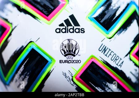 PARIS, FRANKREICH, JANUAR. 20. 2020: Close up Foto, Adidas Uniforia Kugel, offizielle Turnier Ball von Euro 2020 Stockfoto
