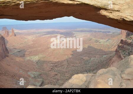 Sommer im Canyonlands National Park Island in the Sky: Blick auf den Thru Mesa Arch am Buck Canyon, White Rim, Monster Tower, Washer Woman Arch & Airport Tower Stockfoto