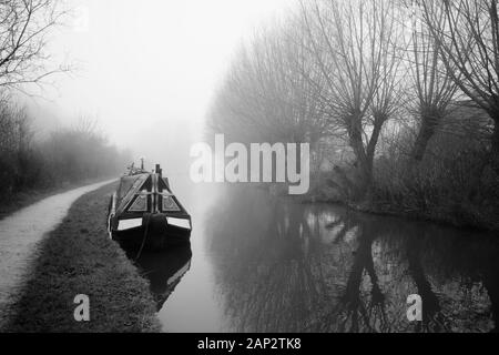 Suchergebnisse Web-Ergebnisse Trent und Mersey Canal in Stone, Stafffordshire, England mit einem schmalen Boot oder Schiff. Foto aufgenommen an einem nebligen Morgen Stockfoto