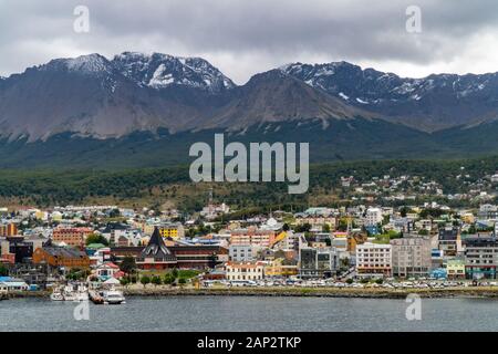 Erhöhten Blick auf Ushuaia die Hauptstadt von Tierra del Fuego und Antartida e Islas del Atlantico Sur Provinz, Argentinien. Stadtbild mit dem Hafen Stockfoto