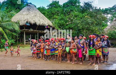 Gruppenfoto der Village People an Embera indigenen Dorf im Nationalpark, Panama Stockfoto