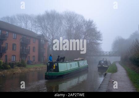 Suchergebnisse Web-Ergebnisse Trent und Mersey Canal in Stone, Stafffordshire, England mit einem schmalen Boot oder Schiff. Foto aufgenommen an einem nebligen Morgen Stockfoto