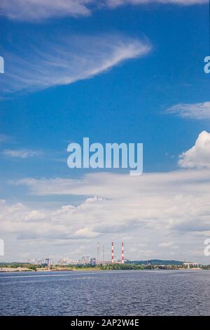 Morgen Dnipro river panorama Kiew Ukraine Stadt landschaft natur Stadtbild. Blick auf das Industriegebiet der Stadt. Stockfoto