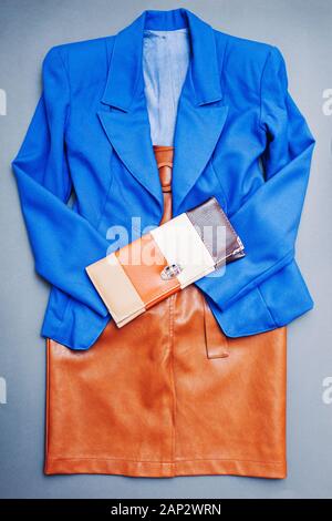 Classic blau trendige Farbe von 2020. Feder weibliche Kleidung Outfit. Stilvolle blaue Jacke und Tasche Stockfoto