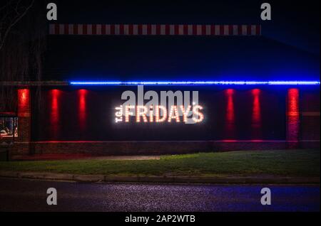 Beleuchtetes Zeichen auf ein TGI Friday's Restaurant in der Nacht 2020 in Southampton, England, Großbritannien Stockfoto