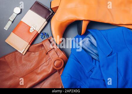 Classic blau trendige Farbe von 2020. Feder weibliche Kleidung Outfit. Stilvolle blaue Jacke, braune Schuhe Stiefel. Mode Stockfoto