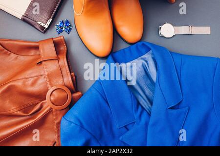 Classic blau trendige Farbe von 2020. Feder weibliche Kleidung Outfit. Stilvolle blaue Jacke, braune Schuhe Stiefel. Mode Stockfoto