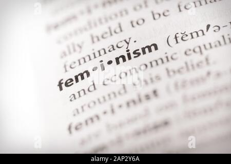 Selektive Fokussierung auf das Wort Feminismus. Viele weitere Wortfotos in meinem Portfolio. Stockfoto