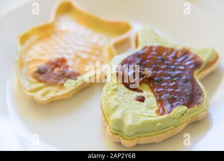 Fisch kuchen Eis koreanisches Essen leckeren Fisch Form kegel Eis rote Bohne Tapiokastärke Kaffee Milch Geschmack süße Füllung Dessert eingefroren Stockfoto