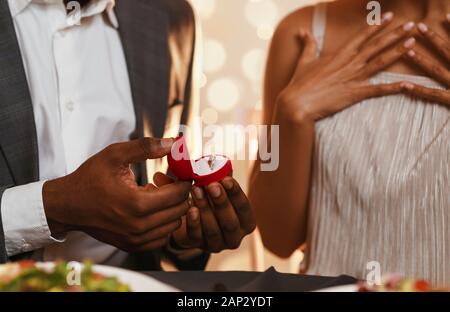 Schwarzer Mann Holding Box mit Hochzeit Ring Stockfoto