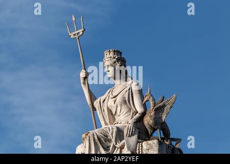 Geist der Liverpool Statue mit Leber Vogel und Trident auf dem Dach des Walker Art Gallery, William Brown Street, Liverpool Stockfoto