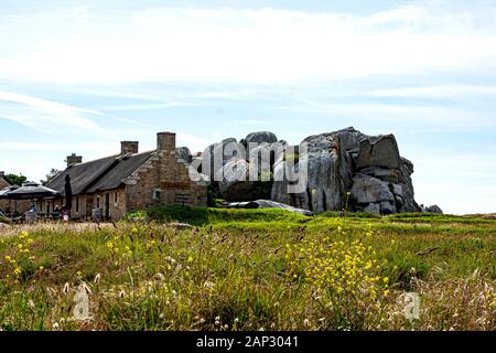 Frankreich, Brittainy, Kerlouan, Restaurant, Artist Village, grossen Felsen, Meer, Klippen, Steinhaus, Stockfoto