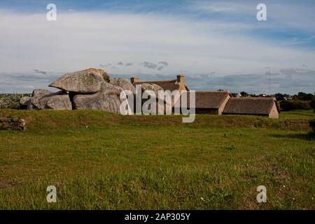 Frankreich, Brittainy, Kerlouan, Restaurant, Artist Village, grossen Felsen, Meer, Klippen, Steinhaus, Stockfoto