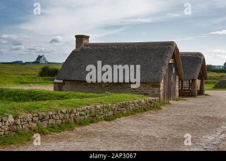 Frankreich, Brittainy, Kerlouan, Restaurant, Artist Village, grossen Felsen, Meer, Klippen, Steinhaus, Stockfoto