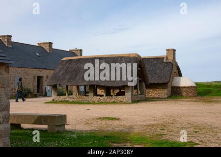 Frankreich, Brittainy, Kerlouan, Restaurant, Artist Village, grossen Felsen, Meer, Klippen, Steinhaus, Stockfoto