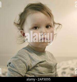 Cute Baby Mädchen mit blonden Locken Stockfoto