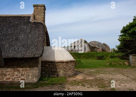 Frankreich, Brittainy, Kerlouan, Restaurant, Artist Village, grossen Felsen, Meer, Klippen, Steinhaus, Stockfoto