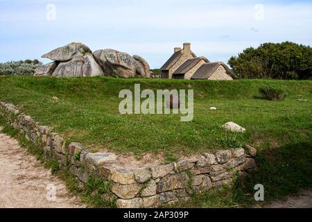 Frankreich, Brittainy, Kerlouan, Restaurant, Artist Village, grossen Felsen, Meer, Klippen, Steinhaus, Stockfoto
